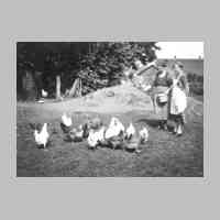028-0032 Albert Schubert mit seinen Kindern Hildegard, Heinz und Albert, sowie der Cousine aus Koenigsberg mit den Pferden im Hof. Gross Keylau 1928. .jpg